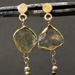 Gold diamond earrings. 18k yellow gold diamond.